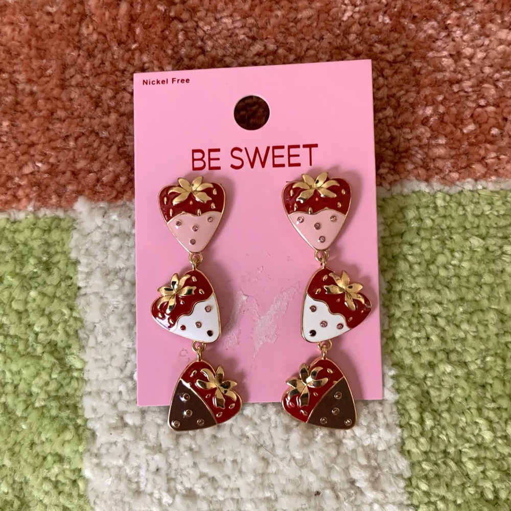 🆕 Boutique Strawberry Pink Dangle Earrings Nickel Free Sensitive